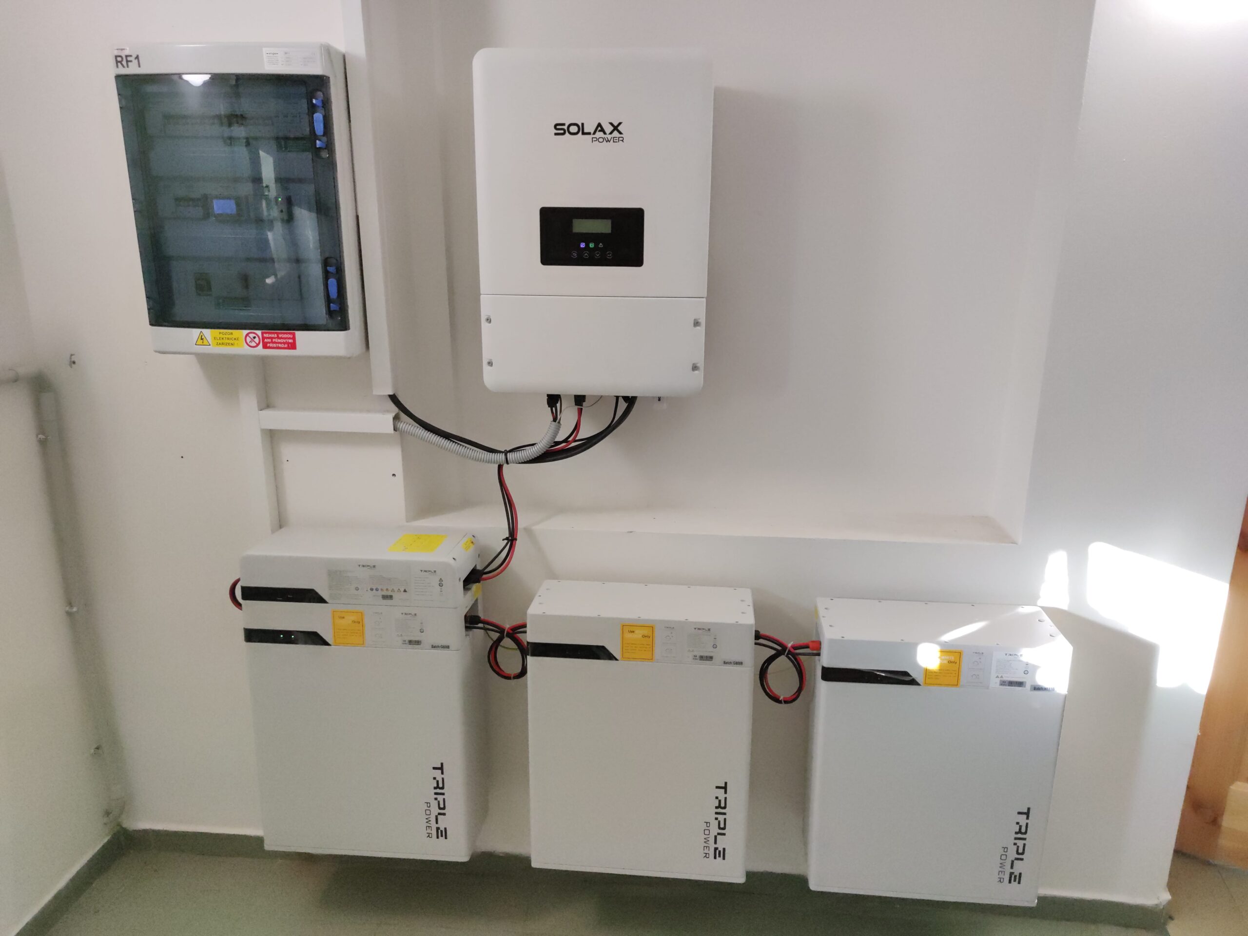 Ukázka hybridního střídače Solax X3 Hybrid v kombinaci s li-on bateriemi 3x Triple Power T63
